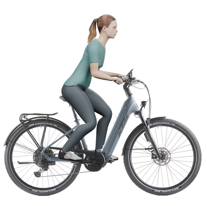 Sitzbeispiel mit derselben 3D-Person: leicht nach vorn geneigte Haltung auf demselben KTM Macina Gran 810 ABS mit 43 cm Rahmen.