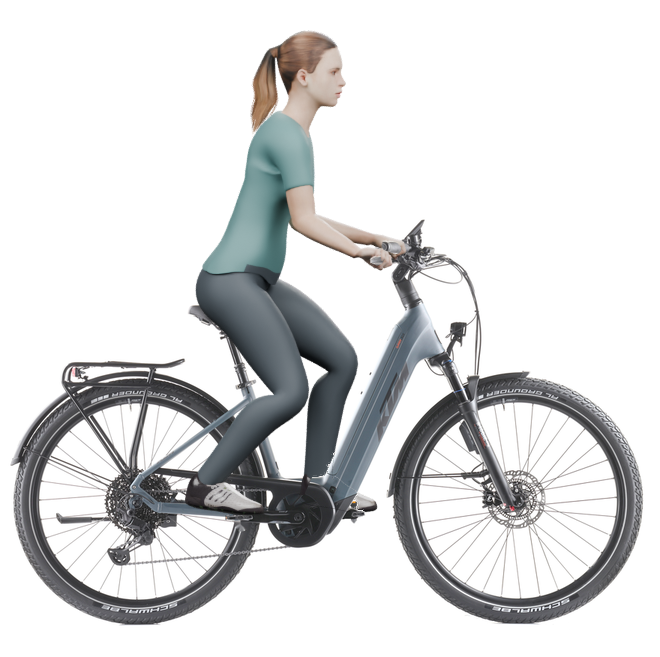 Sitzbeispiel mit 3D-Person: aufrechtere Haltung auf einem KTM Macina Gran 810 ABS mit 43 cm Rahmen.