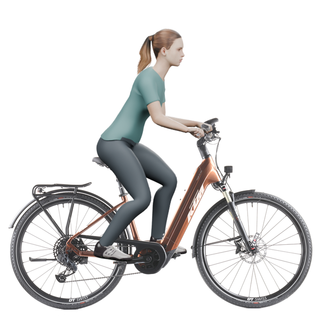 Sitzbeispiel mit derselben 3D-Person: leicht nach vorn geneigte Haltung auf demselben KTM Macina Tour CX 810 GX AXS mit 43 cm Rahmen.
