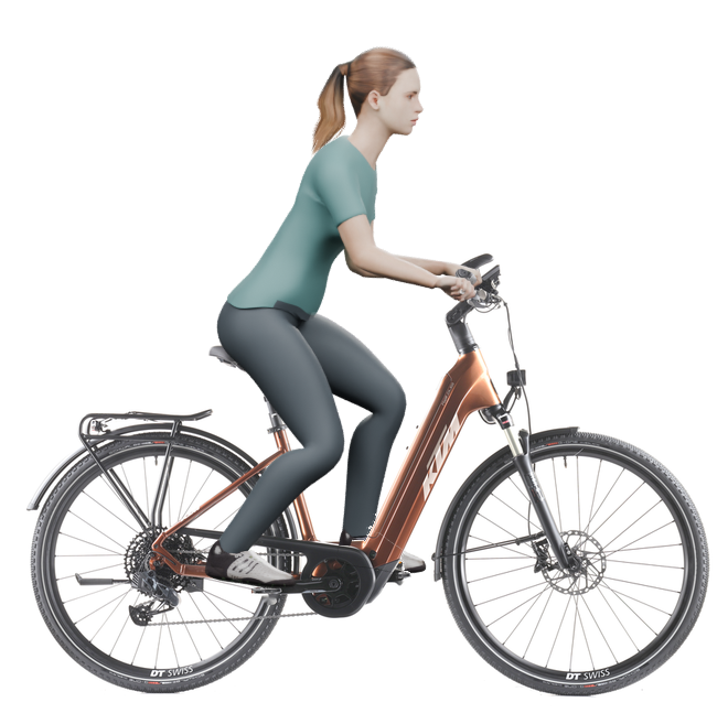 Sitzbeispiel mit derselben 3D-Person: leicht nach vorn geneigte Haltung auf demselben KTM Macina Tour CX 810 GX AXS mit 46 cm Rahmen.