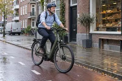 Pendler auf einem City-E-Bike mit integriertem Akku in einem Stadtviertel