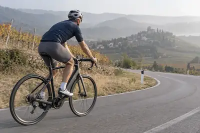 Fahrer auf einem E-Rennrad bei einer Tour durch die Weinberge